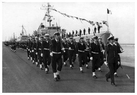 Défilé à la base de Zeebrugge en 1976. On peut aperçevoir&#10;les premières Damars (dames de la marine).