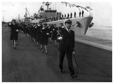 Défilé à la base de Zeebrugge en 1976. On peut aperçevoir&#10;les premières Damars (dames de la marine).
