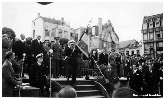 Cérémonie de remise de l'étendard à la Force Navale par le Prince Régent en 1946.