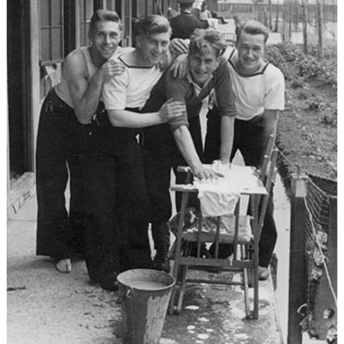 A l'arrière des matelots les 'Top Chalet'