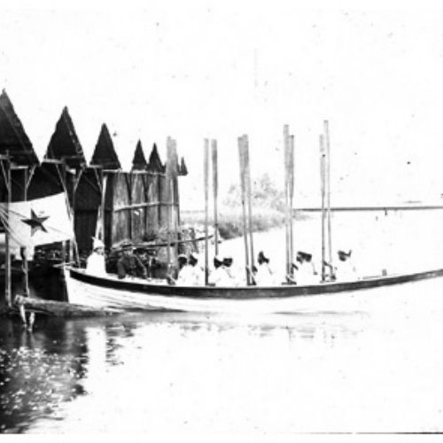 Le canot des commissaires maritimes à Banane