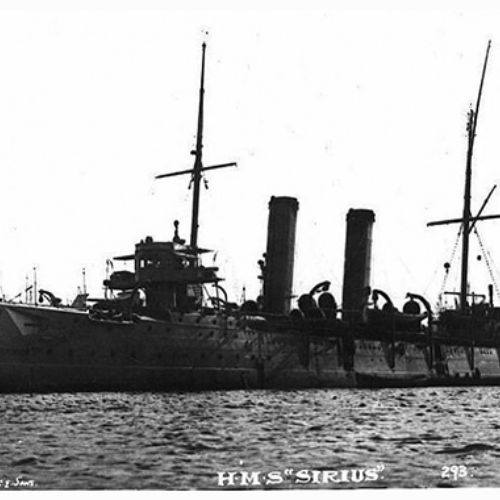 H.M.S. Sirius, , croiseur de la class Appolo, lancé le 27 octobre 1890. En avril 1918, le Sirius a été délibérément sabordé à Zeebrugge dans le but de bloquer l'entrée du port et d'empêcher le passage des U-boot Allemand.
