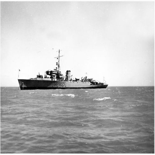 M902 à l'ancre devant Lisbonne