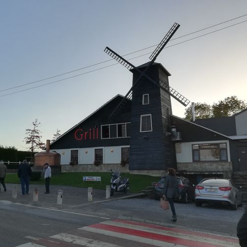 Devant la brasserie des Fagnes