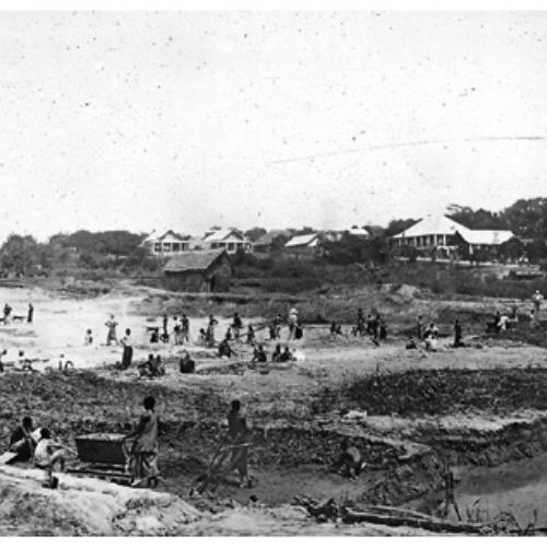 Travaux et construction du mur des quai à Léo en 1893 (diap.sur verre coll.J-L Gabriel)