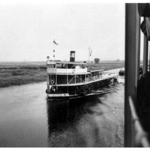 Le s/w « Baron Janssens » remontant sur le Bief Supérieur (ph. Album M &B Tondeleir)