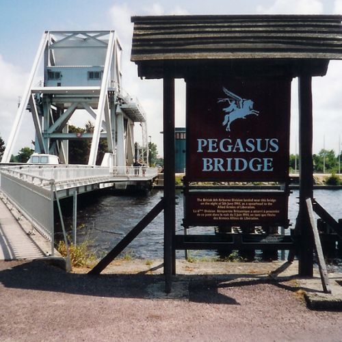 Pegasus Bridge, est le nom qu'à reçu après le 6 juin 1944 le pont de Bénouville