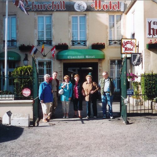 Devant le Churchil Hôtel