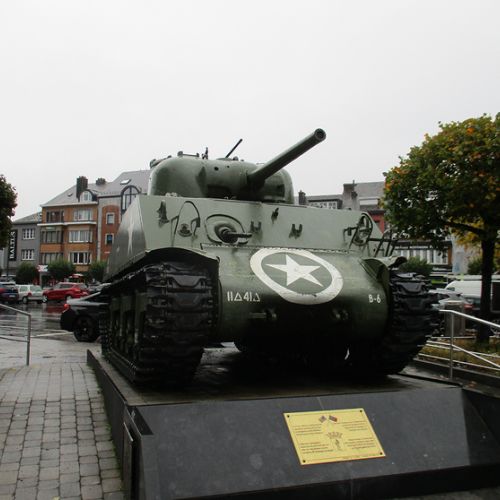Char Sherman sur la place McAuliffe Bastogne