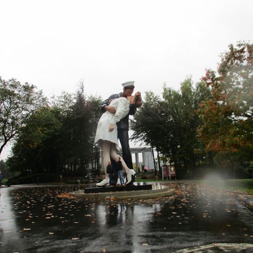 L’« Embracing Peace», bronze peint de 8 m de hauteur conçu par l’artiste américain Seward Johnson